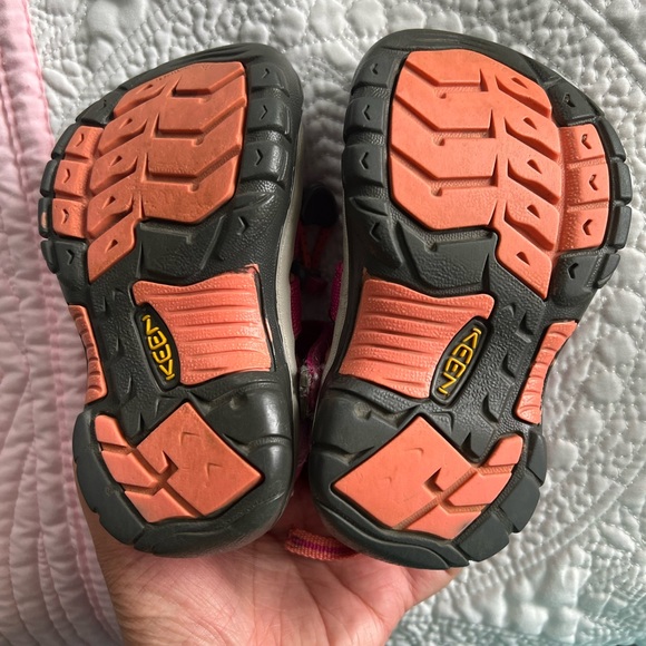 Toddler Girls Shoe Bundle- Size 8 Converse, Keen - Picture 3 of 8